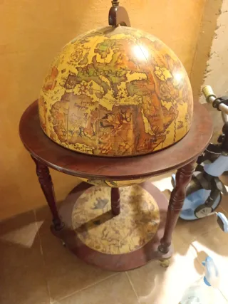 Porta botellas de madera con mapa