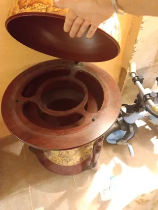 Porta botellas de madera con mapa