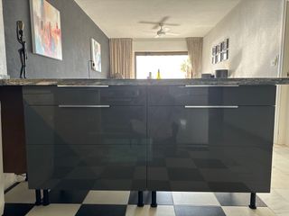 Cocina gris alto brillo con encimera granito