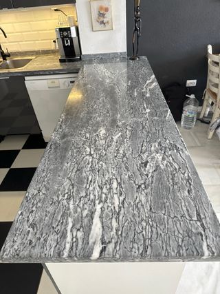 Cocina gris alto brillo con encimera granito