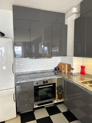 Cocina gris alto brillo con encimera granito