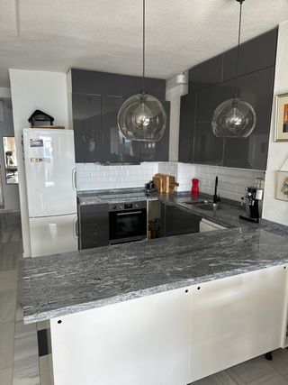 Cocina gris alto brillo con encimera granito