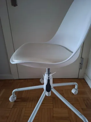 Sillón de escritorio blanco y beige para niños