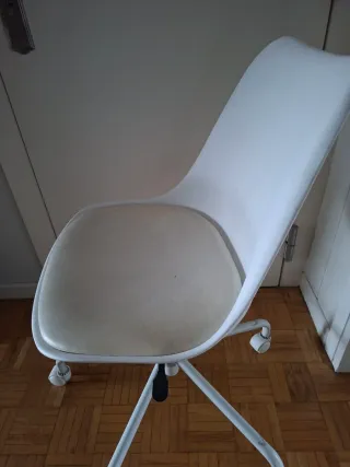 Sillón de escritorio blanco y beige para niños