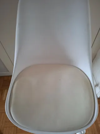 Sillón de escritorio blanco y beige para niños