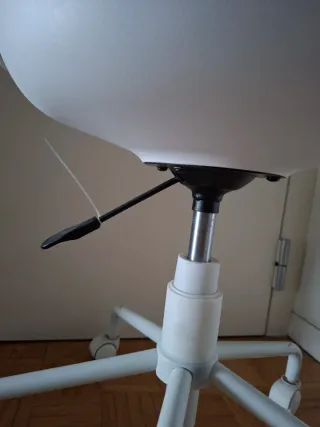 Sillón de escritorio blanco y beige para niños