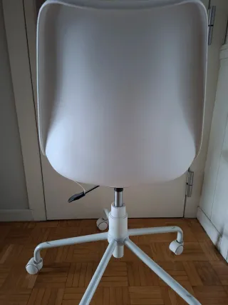 Sillón de escritorio blanco y beige para niños