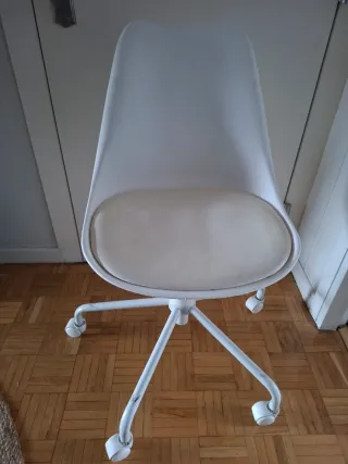 Sillón de escritorio blanco y beige para niños