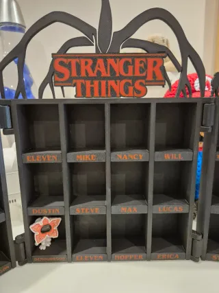 Expositor Stranger Things Figuras Kinder