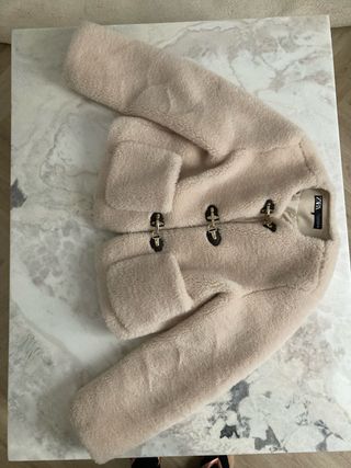 Abrigo Zara pelo beige