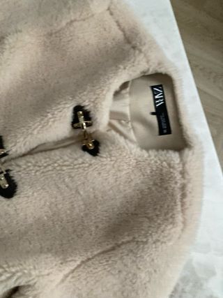 Abrigo Zara pelo beige