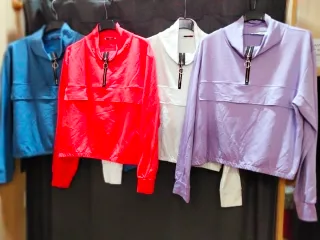 Sudadera corta con cremallera