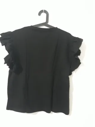 Camiseta Zara negra con volantes