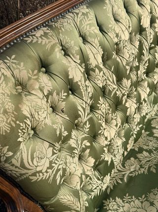 Sofá Isabelino Tapizado Tela y Madera