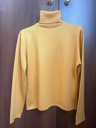 Jersey cuello alto mostaza