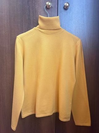 Jersey cuello alto mostaza