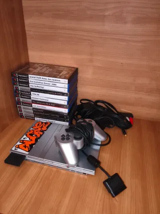 PlayStation 2 Plata con 2 mandos y juegos