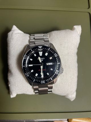 Reloj Seiko 5 Automático Negro y Plateado