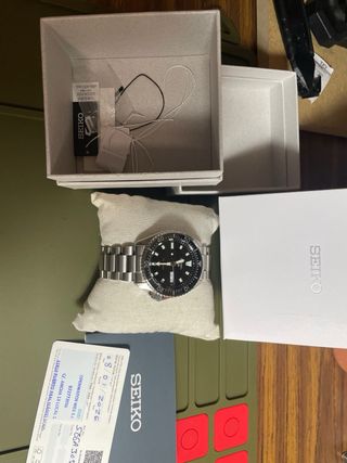 Reloj Seiko 5 Automático Negro y Plateado