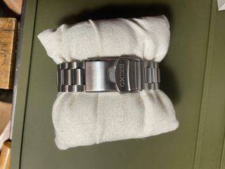 Reloj Seiko 5 Automático Negro y Plateado