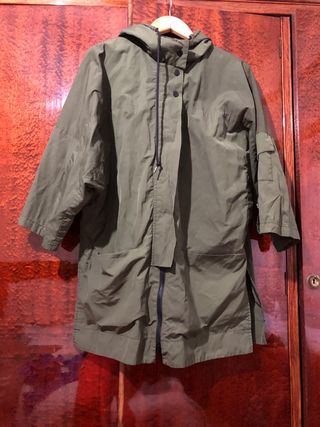 Gabardina Bimba y Lola Talla M Verde oliva .