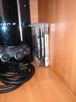 Console PS3 con controller e 3 giochi