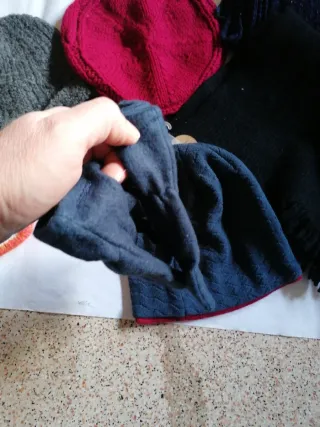 Stock accessori invernali: cappelli, guanti, sciar