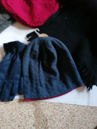 Stock accessori invernali: cappelli, guanti, sciar