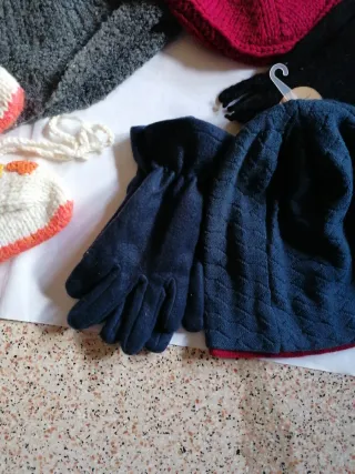 Stock accessori invernali: cappelli, guanti, sciar