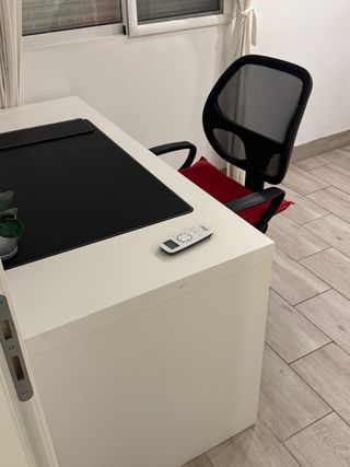 Mesa estudio blanca y silla negra