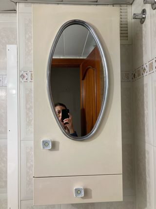 Armario de baño beige con espejo ovalado