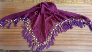 Chal granate con flecos y conchas