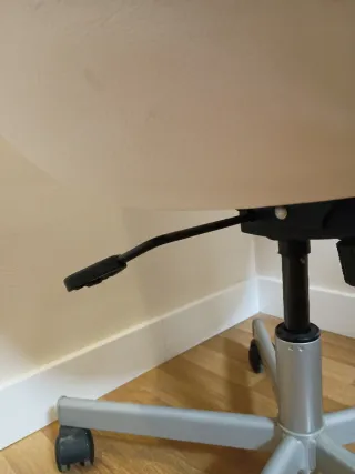 Silla de oficina giratoria blanca