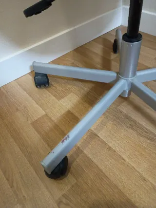 Silla de oficina giratoria blanca