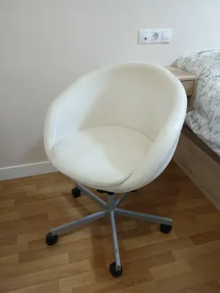 Silla de oficina giratoria blanca