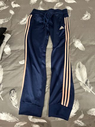 Pantalón Adidas azul con rayas anaranjadas