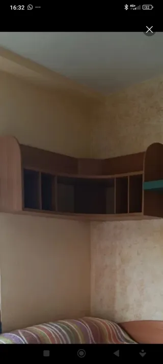 Estantería rinconera de madera