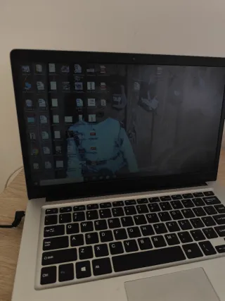 Ordenador portátil plata y negro