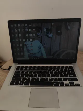 Ordenador portátil plata y negro