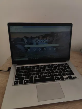 Ordenador portátil plata y negro