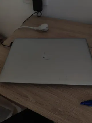 Ordenador portátil plata y negro