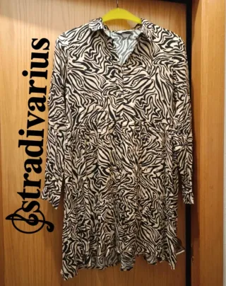 Vestido camisero Stradivarius estampado cebra