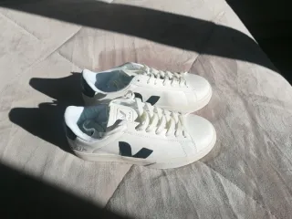 Deportivas Veja Blancas y Negras