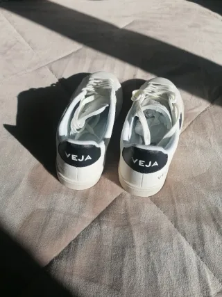 Deportivas Veja Blancas y Negras