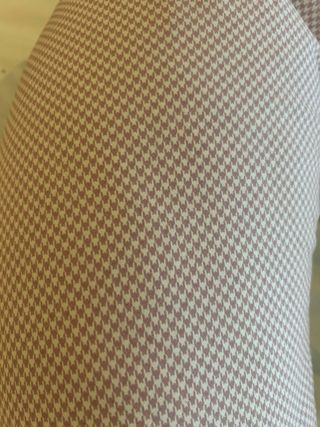 Cojín de lactancia rosa a cuadros