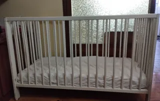 Cuna blanca de madera