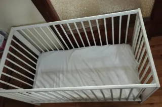 Cuna blanca de madera