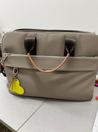 Maletín portátil y trabajo beige con llavero