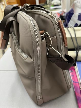 Maletín portátil y trabajo beige con llavero