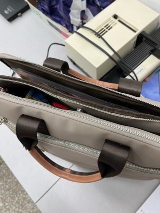 Maletín portátil y trabajo beige con llavero